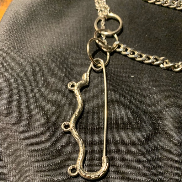 Silver brass knuckle-design safety pin necklace - Picture 6 of 7